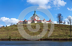 Peregrinaje iglesia sobre el en checo herencia 